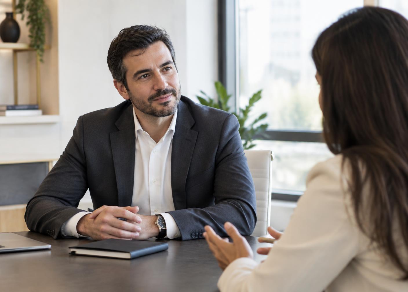 Conversa profissional durante um atendimento contábil